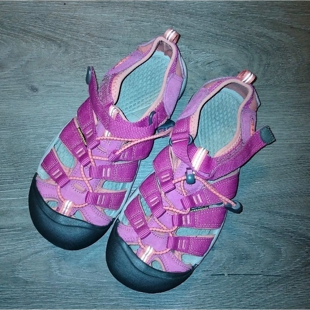 Keen shoes youth sz 4 water sandals shoes